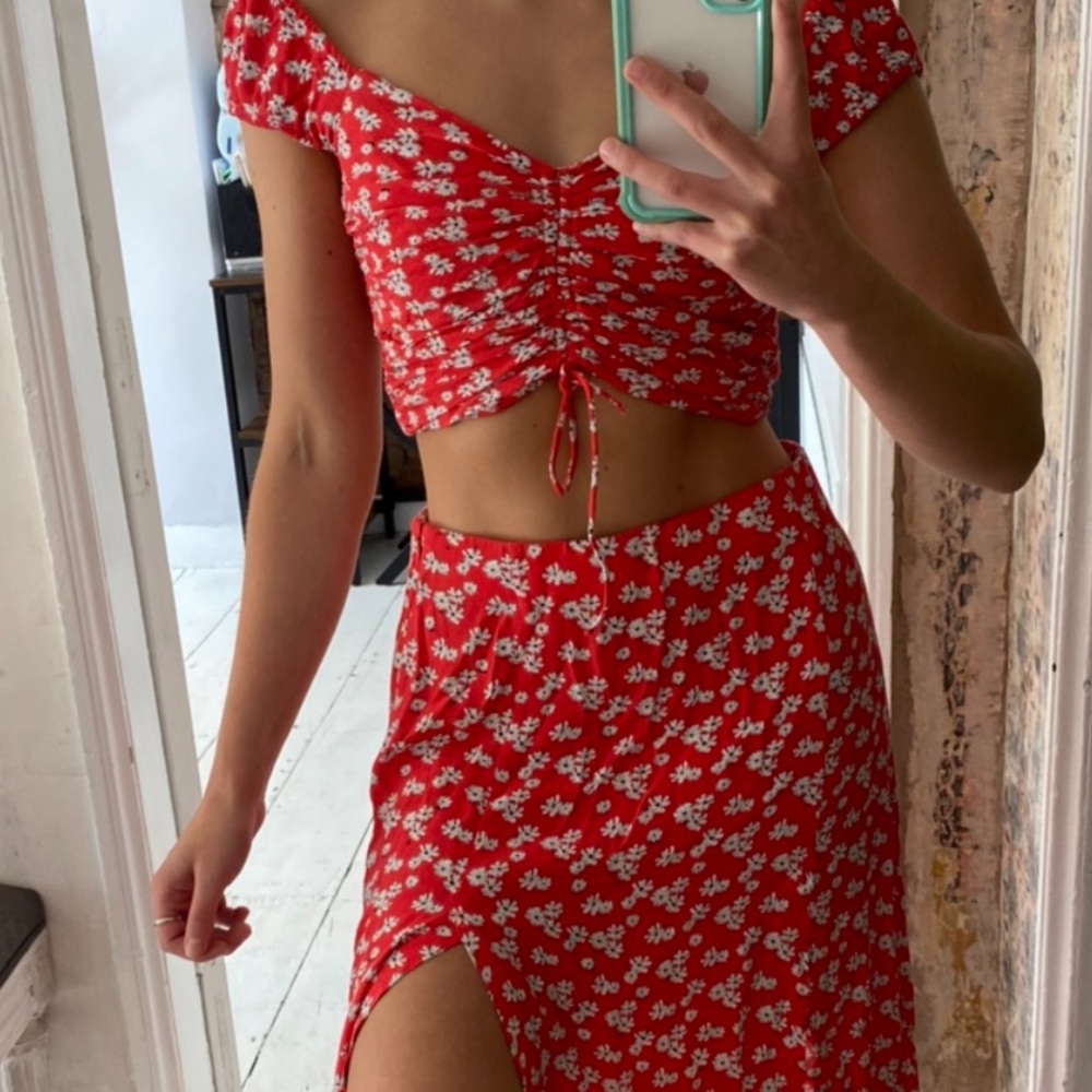 FINAL Price drop! Like-new Red and White Floral Set